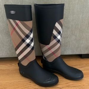 Burberry rain boats